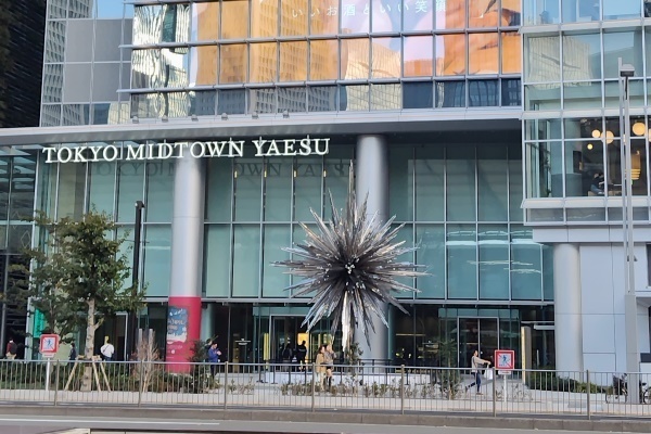 バス停から見た東京ミッドタウン八重洲 Tokyo Midtown Yaesu: view from the bus stop